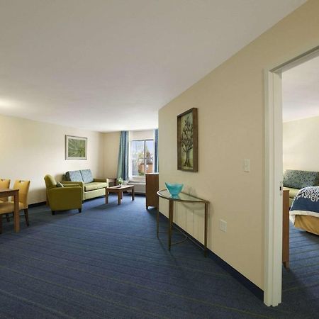 Days Inn & Suites By Wyndham Altoona Bagian luar foto