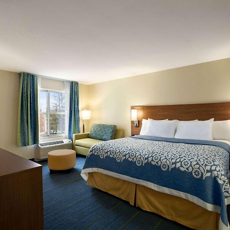 Days Inn & Suites By Wyndham Altoona Bagian luar foto