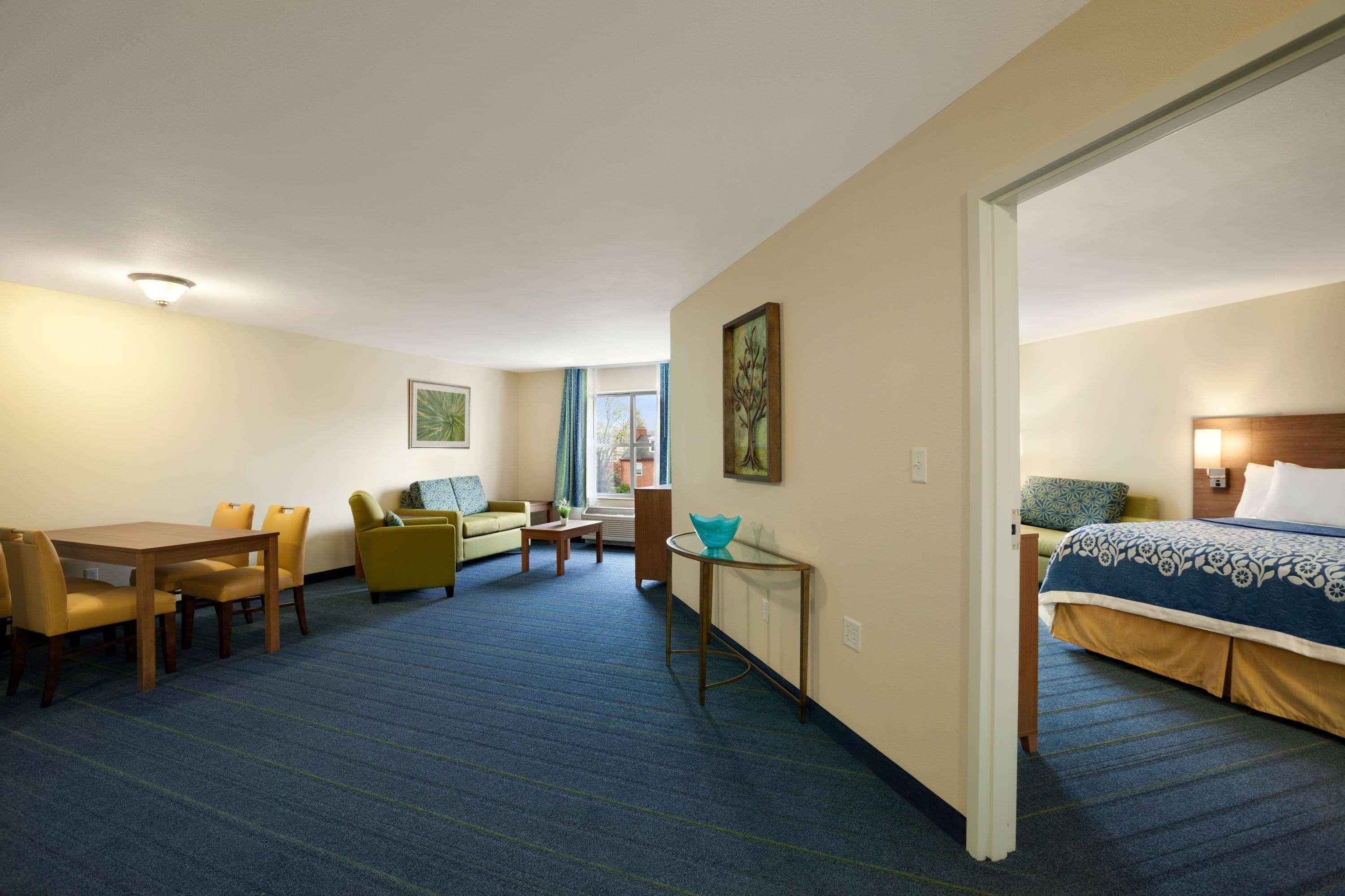 Days Inn & Suites By Wyndham Altoona Bagian luar foto