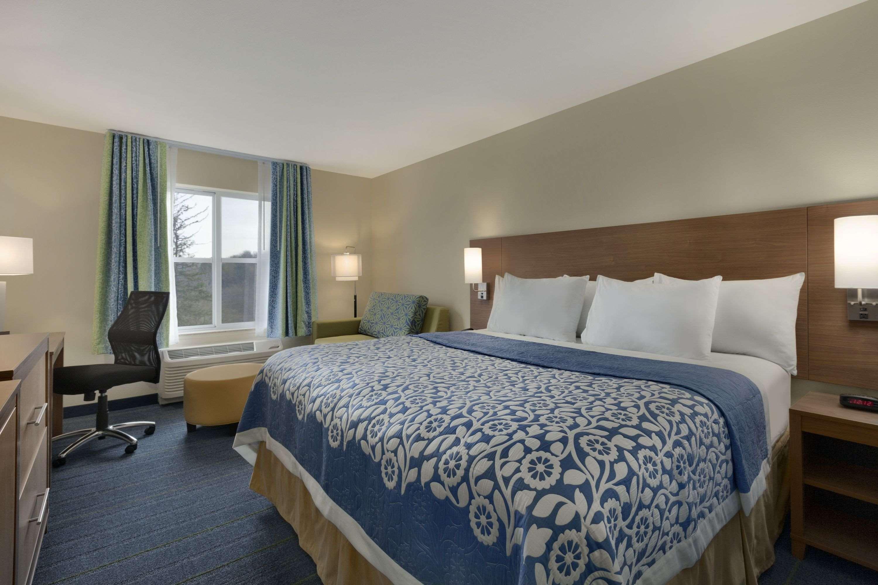 Days Inn & Suites By Wyndham Altoona Bagian luar foto