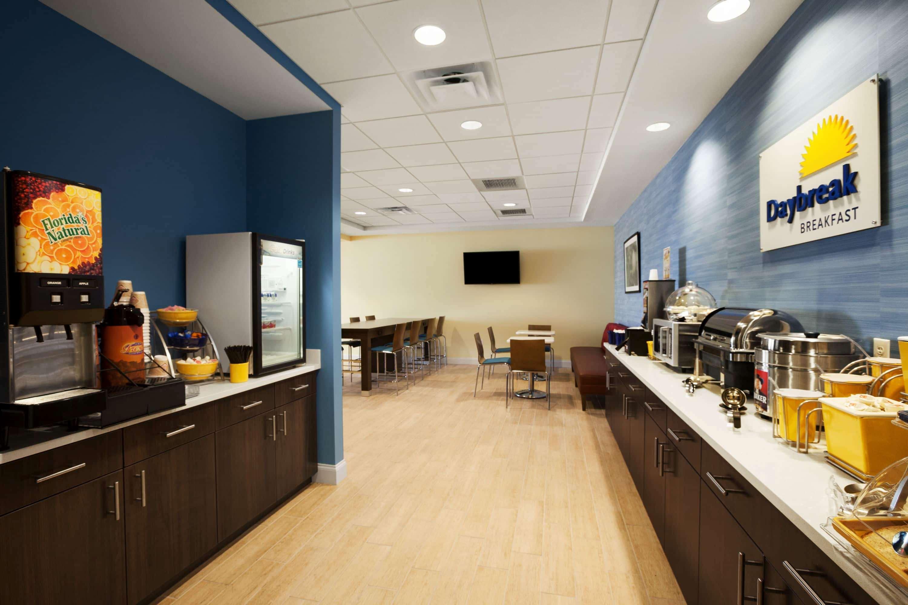 Days Inn & Suites By Wyndham Altoona Bagian luar foto