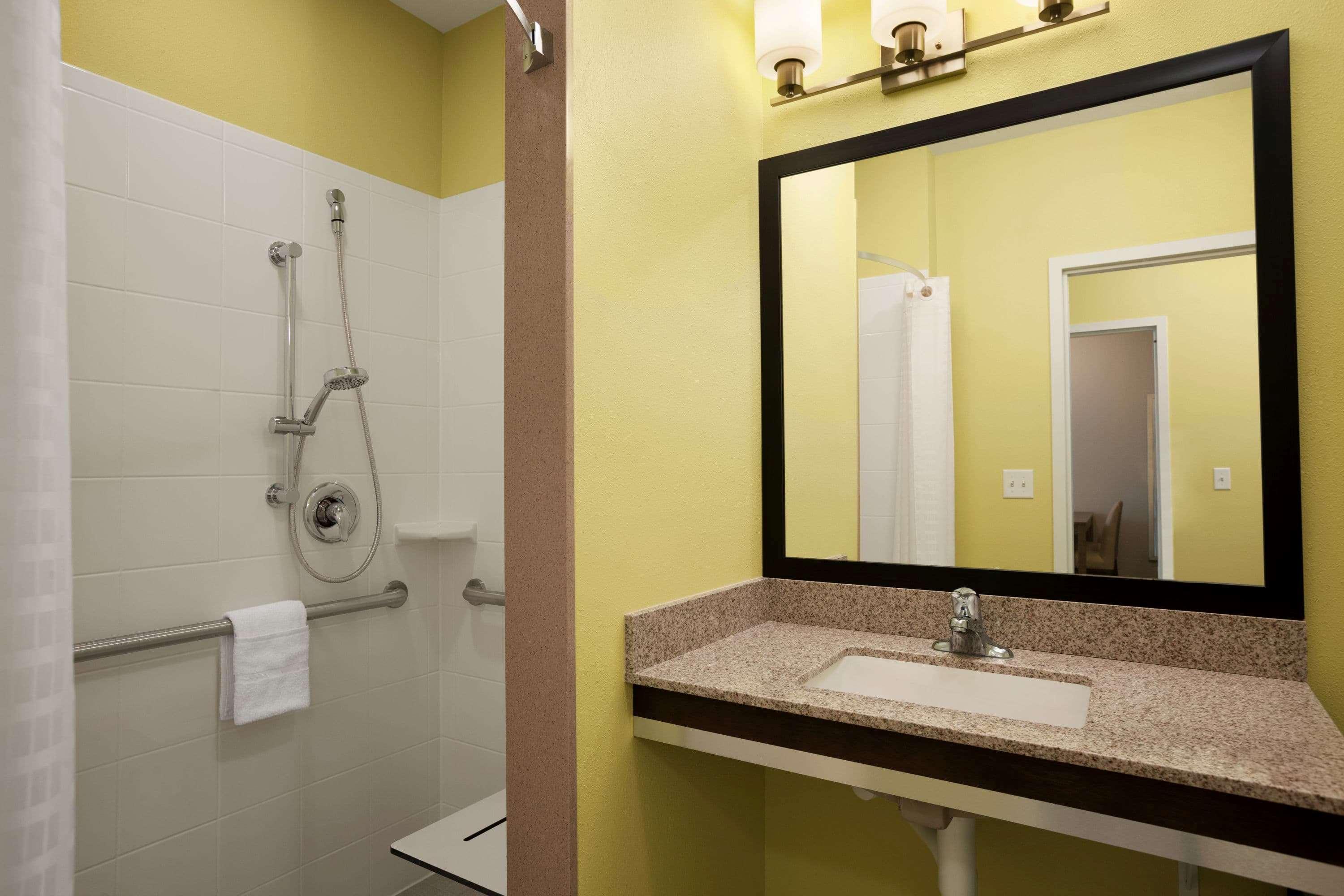 Days Inn & Suites By Wyndham Altoona Bagian luar foto
