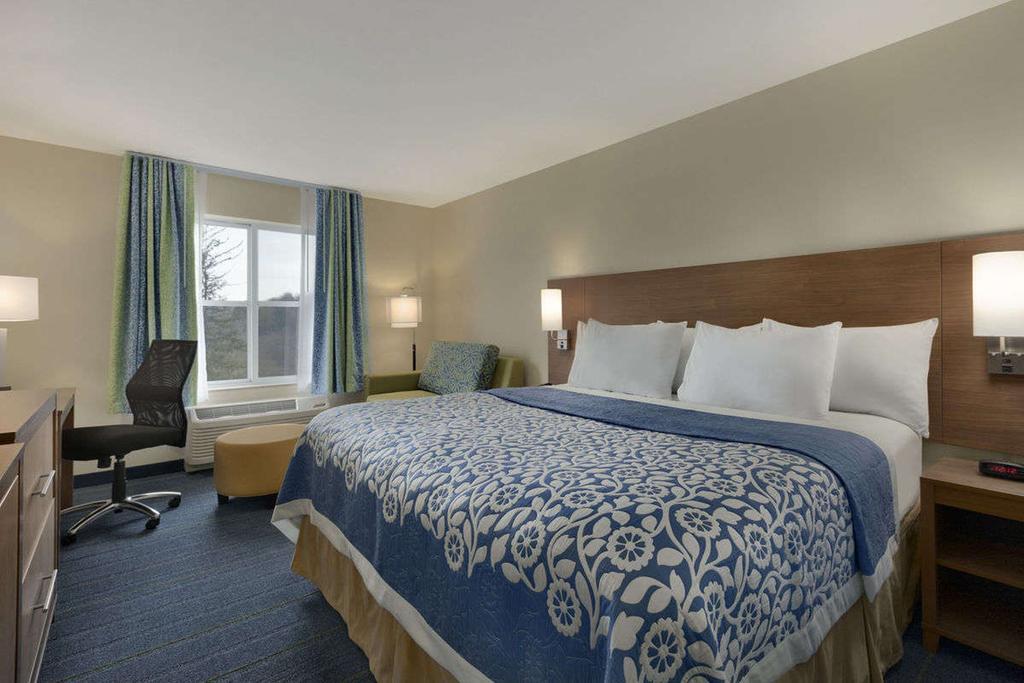Days Inn & Suites By Wyndham Altoona Bagian luar foto