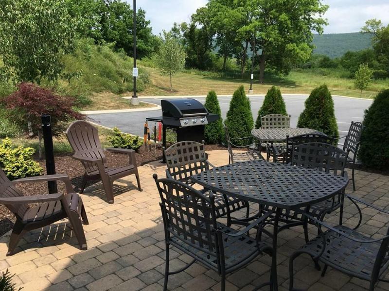 Days Inn & Suites By Wyndham Altoona Bagian luar foto
