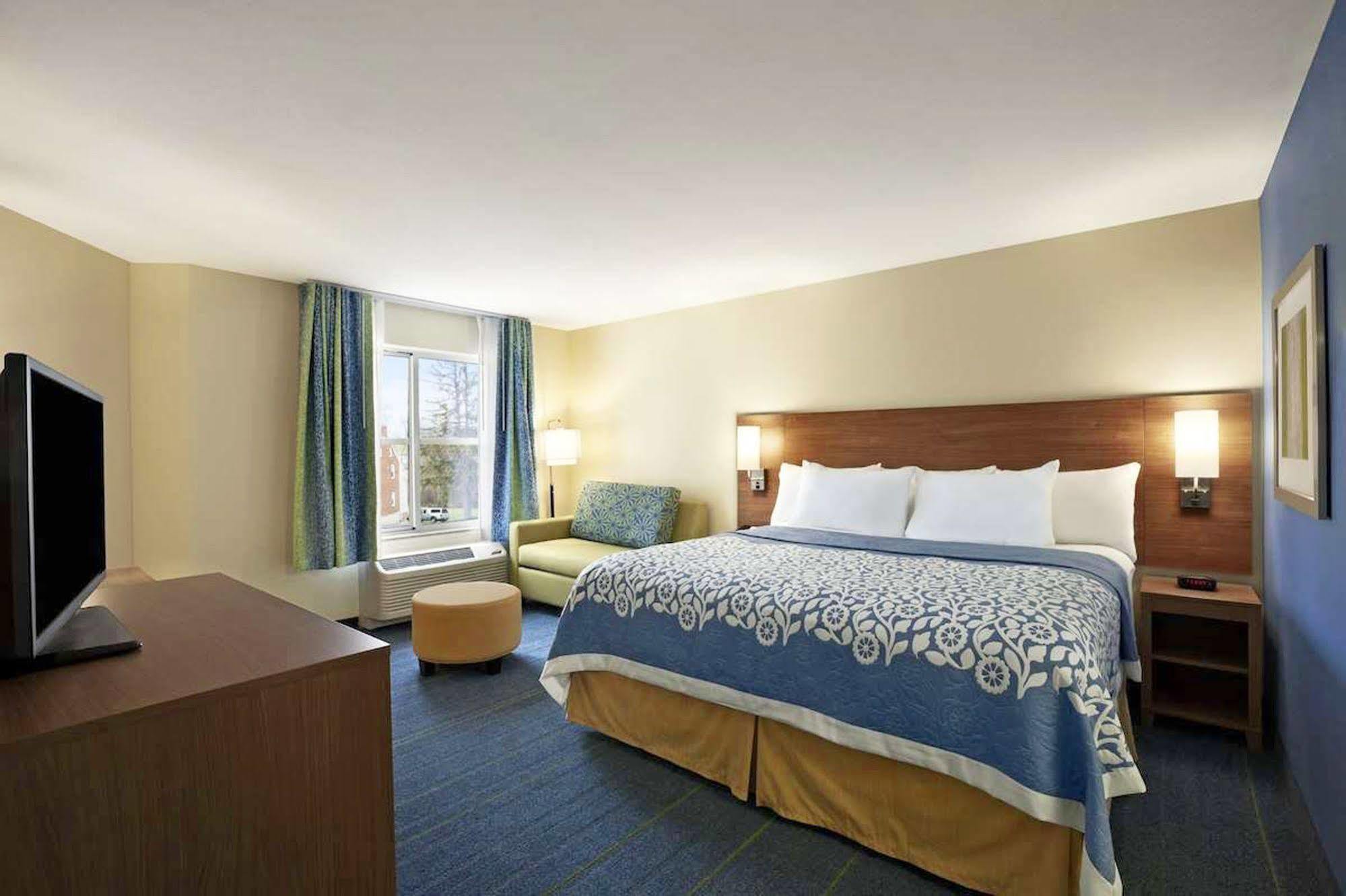 Days Inn & Suites By Wyndham Altoona Bagian luar foto